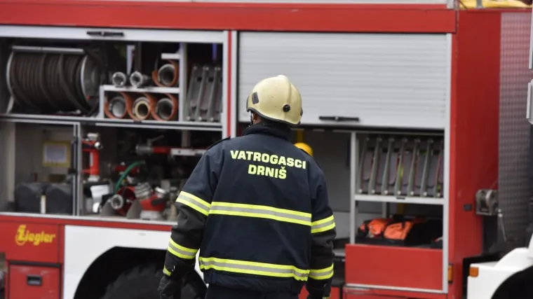 U zagrebačku osnovnu &scaron;kolu ubačeno pirotehničko sredstvo, na intervenciju stigli i vatrogasci