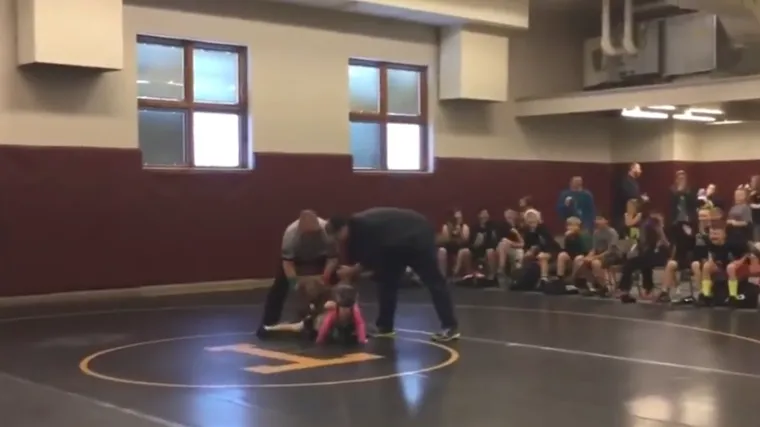 Vidio kako mu se starija sestra potukla pa joj brzo priskočio u pomoć