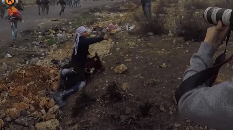 Preru&scaron;eni izraelski agent uhitio Palestinca pa potegnuo pi&scaron;tolj na novinare!