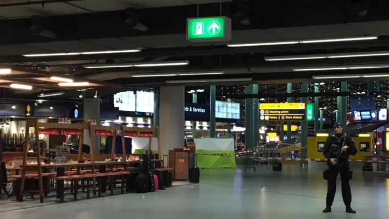 Napadač s nožem upucan na aerodromu u Amsterdamu