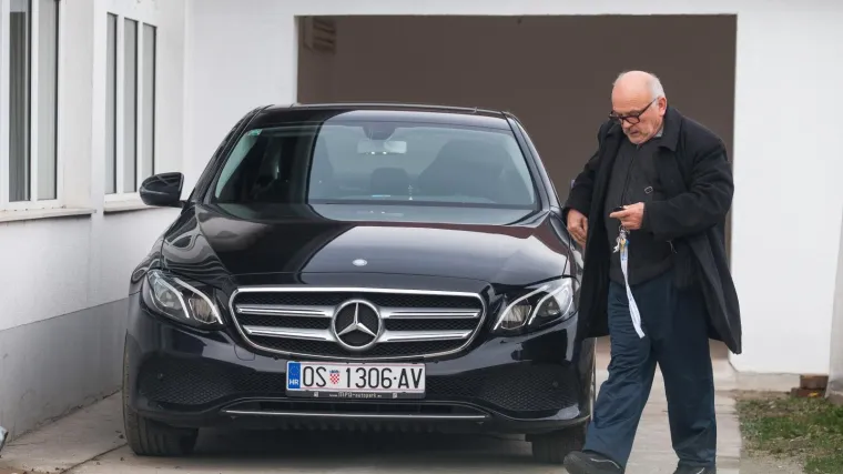 Slavonski župnik o luksuznom autu:  'Ni Papa ne ide pje&scaron;ice. I ja bih radije Mercedes zamijenio avionom, ali lako je mudrovati'
