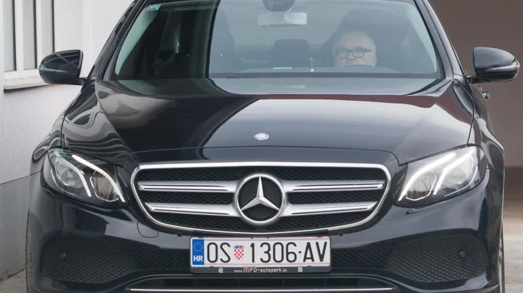 Student od 'župnika s Mercedesom' tražio financijski izvje&scaron;taj župe, ovaj mu odgovorio: 'Prima&scaron; li ti dedinu partizansku mirovinu?'