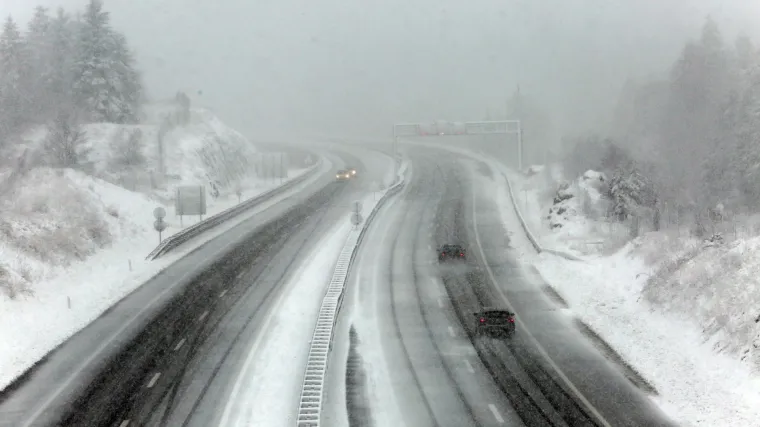 U Lici i Gorskom kotaru pada snijeg: zimski uvjeti na većini cesta