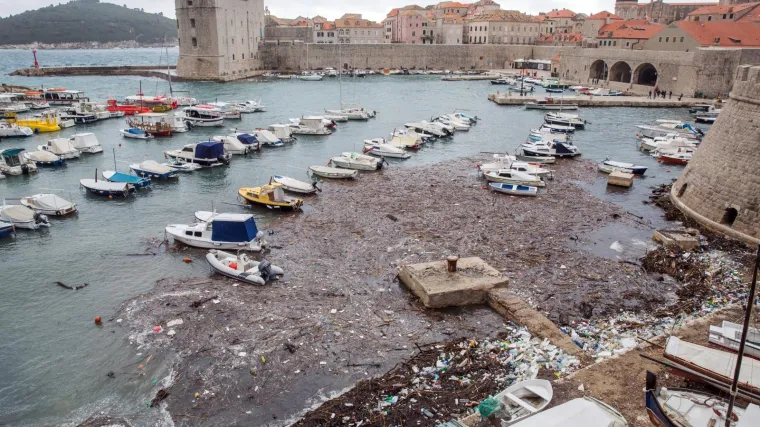 More na dubrovačku plažu Banje izbacilo minu iz Drugog svjetskog rata