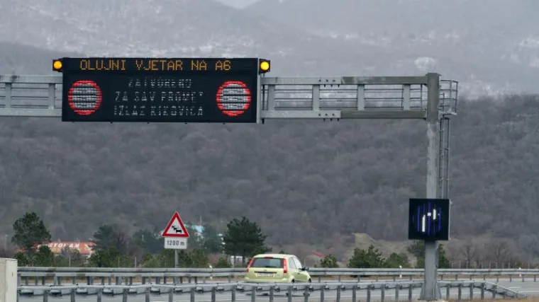 HAK poziva vozače na oprez: evo na kojim su cestama ograničenja zbog jakog vjetra