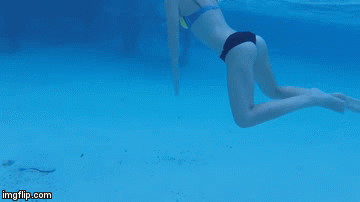 Je li ispružila ruku u samoobrani ili kao pozdrav?