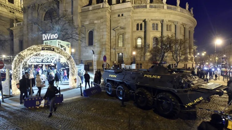 Orban demonstrira silu: na božićnom sajmu u Budimpe&scaron;ti oklopna vozila za za&scaron;titu od terorističkog napada