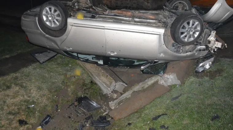 Te&scaron;ka prometna kod Slavonskog Broda: mladić bez vozačke i pod utjecajem alkohola sletio u odvodni kanal