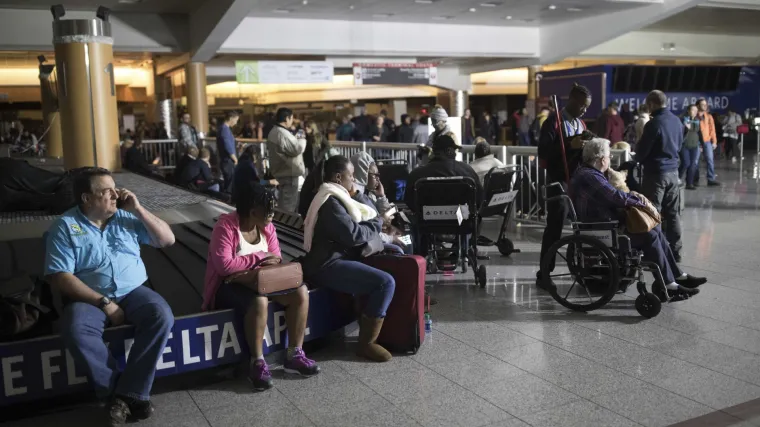 Tisuće ljudi i dalje zaglavljene u najprometnijoj zračnoj luci: opskrba strujom normalizirana