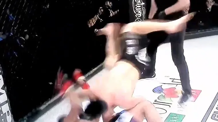 Skočio u zrak i spektakularno uspavao protivnika