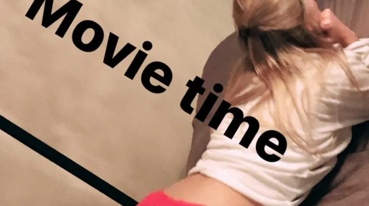 Poku&scaron;ala je gledati film u jako izazovnoj pozi...