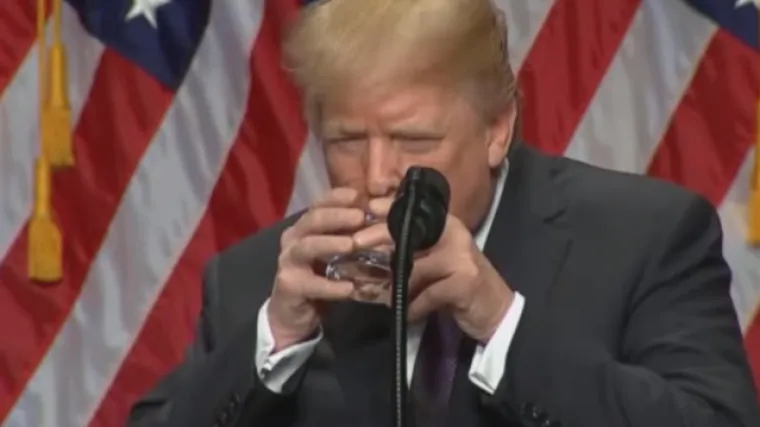 'Pogledajte ga samo... pije vodu poput mog trogodi&scaron;njeg unuka! Mislim da je ozbiljno bolestan'