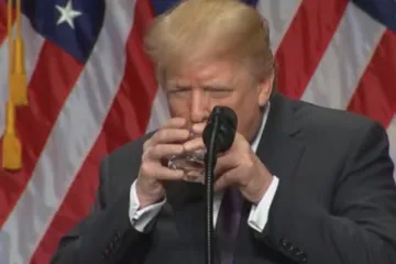 'Pogledajte ga samo... pije vodu poput mog trogodišnjeg unuka! Mislim da je ozbiljno bolestan'