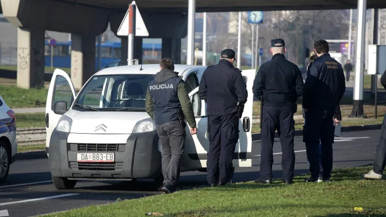 Detalji pljačke za&scaron;titarskog vozila: kundakom razbili staklo, udarili vozača i odnijeli 320 000 kuna pa potom prijetili i policajcu