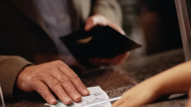 Umjesto kupnje iPhonea, morao platiti dug banci: sudski ovr&scaron;itelji 'ulovili' dužnika koji se htio počastiti