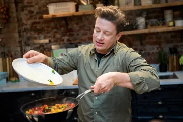 Ovo nismo očekivali: Jamie Oliver otkrio neobičan sastojak koji dodaje pečenom krumpiru