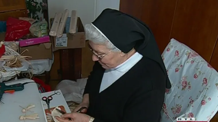 Donosimo vam priču o kreativnoj časnoj sestri s motornom pilom: njezine izložbene jaslice proputovale su svijet