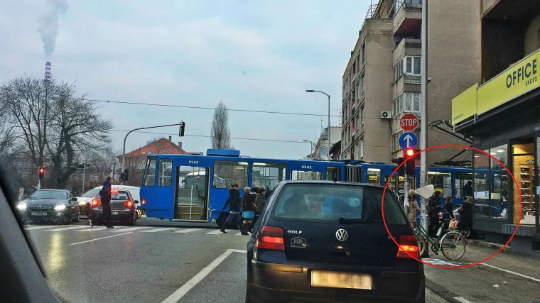 Zbog sudara tramvaja i automobila građani kasnili na posao