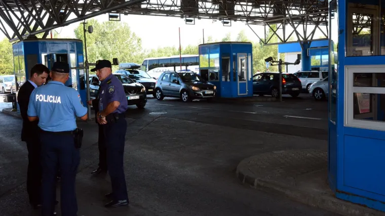 Djevojka 'naoružana do zuba' zaputila se u Njemačku: carinici joj u torbi prona&scaron;li četiri raketna bacača