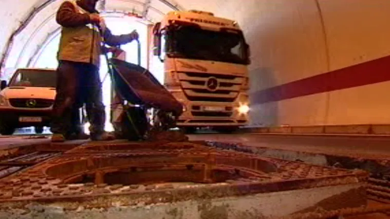 Prometnu nesreću u tunelu Vrata  skrivio je neispravni poklopac &scaron;ahta: je li autocesta sigurna i kako se &scaron;ahtovi kontroliraju?
