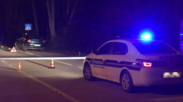 Preminuo vozač koji se sinoć u Dubravi zabio u betonsku ogradu i bus ZET-a