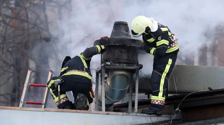 Zapalio se dimnjak na krovu terase, gosti evakuirani
