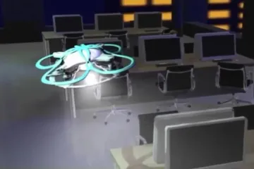 Dron leti iznad glava premorenih zaposlenika, pušta glasnu glazbu i tjera ih kućama