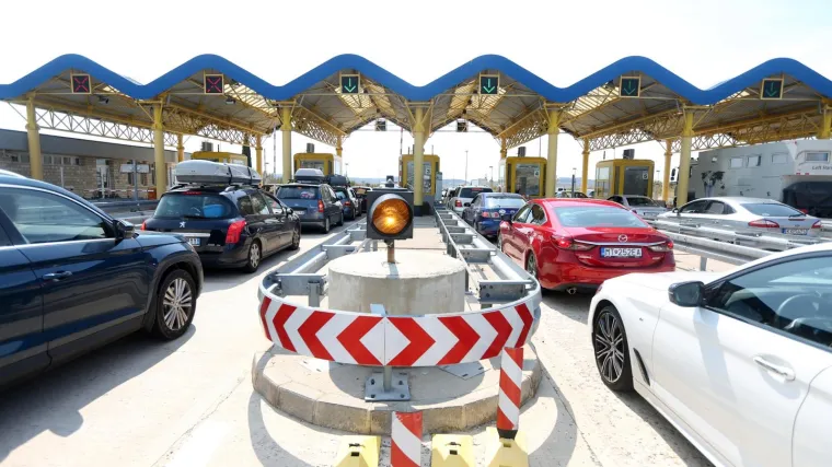 Između Lučkog i Rugvice kolona duga 26 kilometara, na granicama se čeka satima