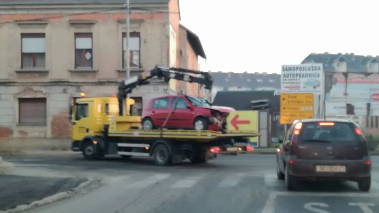 Sletio u kanal i udario u betonski most, vozaču nije bilo spasa