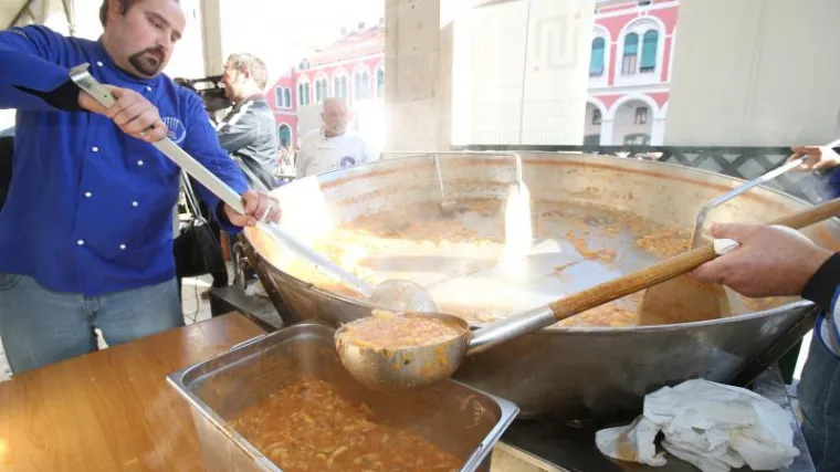 Badnji dan u Hrvatskoj uz miris bakalara, zvuk pjesme i bez snijega: kardinal Bozanić poziva da u ljudima gledamo ono pozitivno i dobro