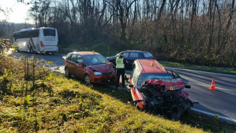 Kobni početak blagdana: u sudaru autobusa i dva automobila ozlijeđeno &scaron;est osoba