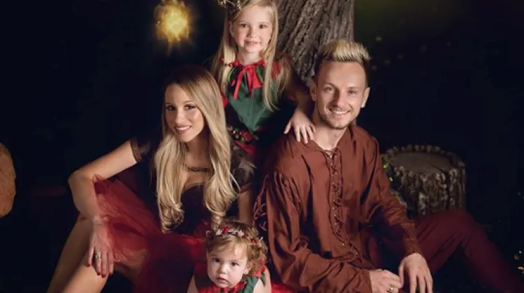 Sa suprugom i kćerima odjenuo blagdansko ruho: 'Kakva prekrasna obitelj!'