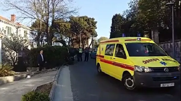 Mercedesom pretjecao kombi, udario i prevrnuo se u kanal