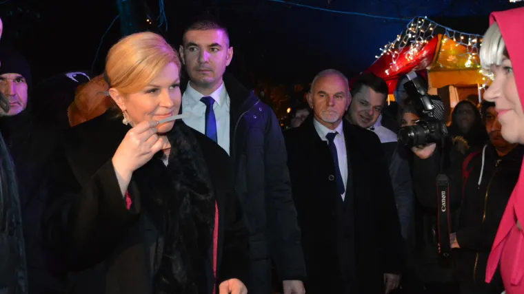 Predsjednica Grabar - Kitarović Badnju večer provela u karlovačkom kapelici u dru&scaron;tvu beskućnika