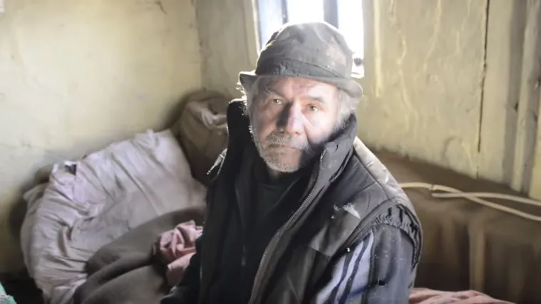 'U moj dom neće doći Božić': Stjepan živi sam u nezamislivim uvjetima i drvenoj kućici koja bi se svakog trena mogla uru&scaron;iti