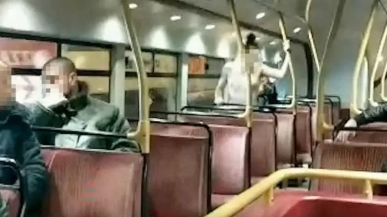 Jo&scaron; jedan par se prepustio vrućim strastima u javnom prijevozu, ljudi postali komično ravnodu&scaron;ni: 'Možda živi doma s mamom'