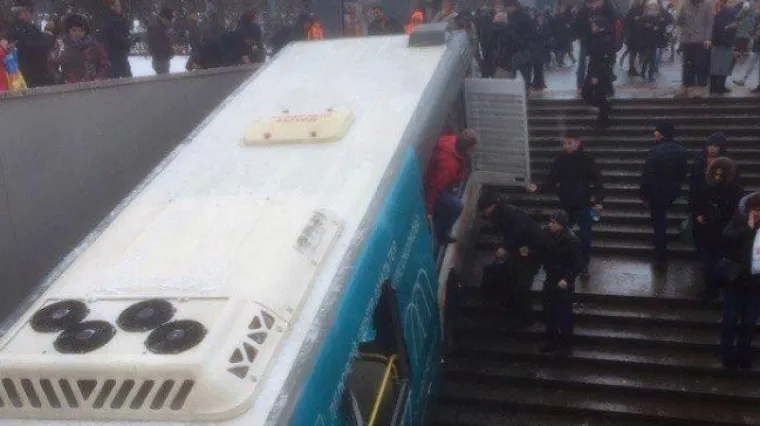 Gazio sve pred sobom: pogledajte potresne snimke busa kako slijeće u pothodnik, poginulo najmanje pet osoba