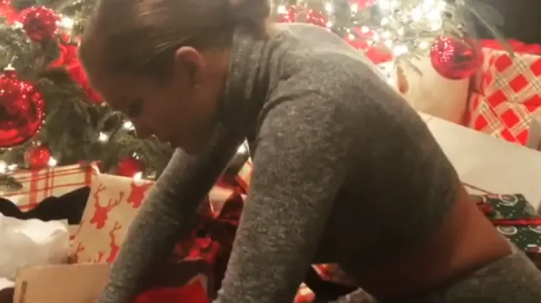 Otvoriv&scaron;i poklon, latino diva nije mogla sakriti odu&scaron;evljenje