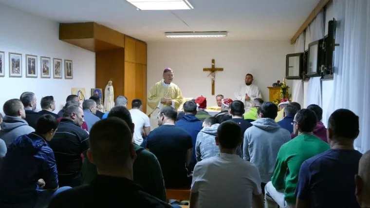 Ohrabranje i poticaj u ozračju zatvorske kapele: nadbiskup Bari&scaron;ić slavio Božić sa splitskim zatvorenicima