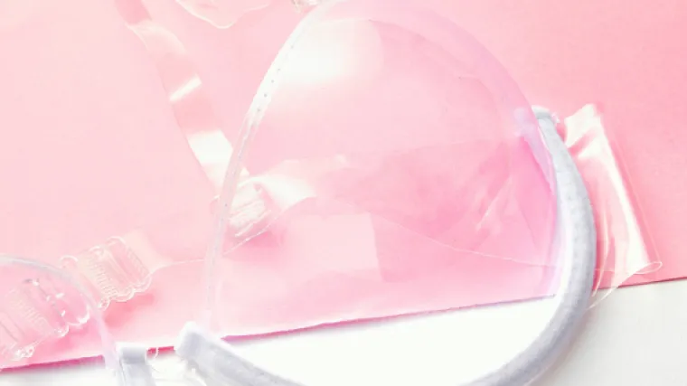 Novost na trži&scaron;tu je plastični grudnjak koji ne izgleda ba&scaron; udobno, a i proziran je pa ne vidimo njegov smisao