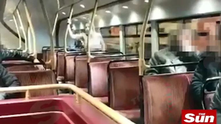 Napaljeni par se bacio na posao, uopće se nisu obazirali na putnike oko sebe