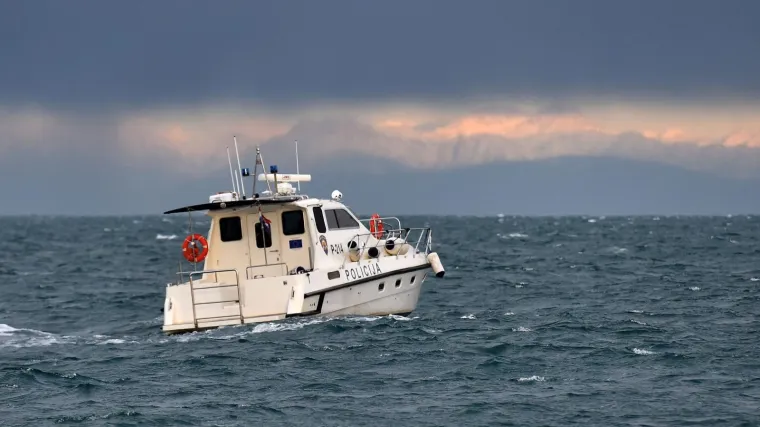 Hrvatski ribari plove Savudrijom pod pratnjom policije: slovenska policija im rekla da &scaron;to prije napuste slovensko more
