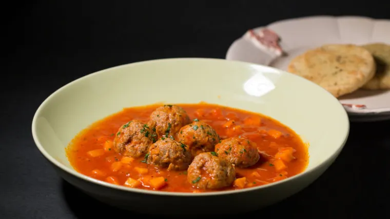 Matine loptice - ljutkaste okruglice u umaku od rajčice i mrkve