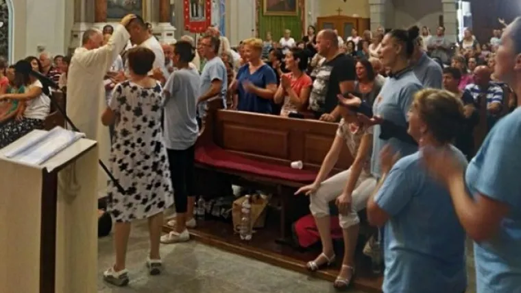 Stotine vjernika svake subote kod hrvatskog egzorcista fra Roze kraj Trsta naru&scaron;avaju red i mir: 'Noću satima iz crkve dopire urlanje'