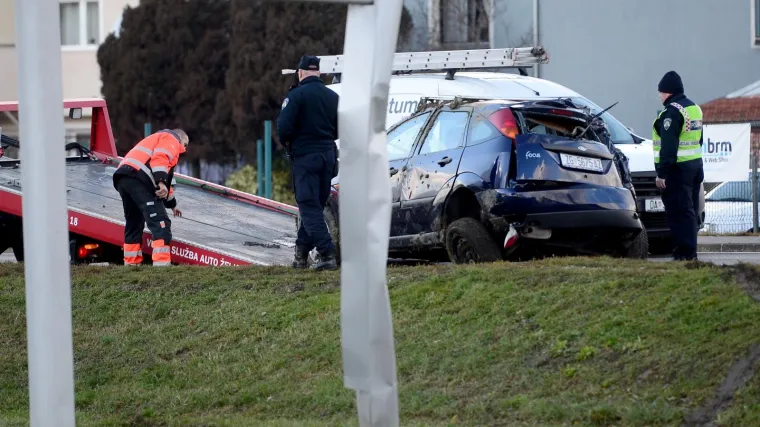 Te&scaron;ka nesreća na Branimirovoj: mu&scaron;karac ispuzao van kroz &scaron;iber, ženu iz vozila vadili vatrogasci