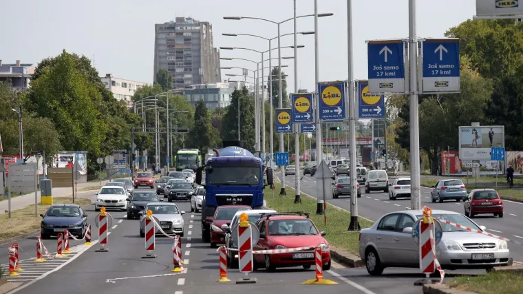 Potukli se nasred Zagrebačke avenije: dvojica vozača nakon sudara ukrstila i &scaron;ake