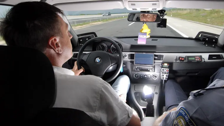 Bježao policiji u očevom Audiju, a kad su ga presreli krenulo je bahaćenje