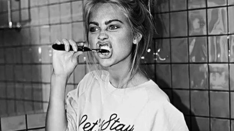 Ovo je pet groznih navika koje prakticiraš u kupaonici, a možda baš i ne bi trebala