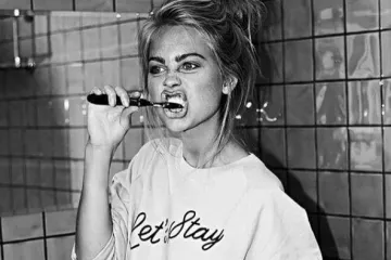 Ovo je pet groznih navika koje prakticiraš u kupaonici, a možda baš i ne bi trebala