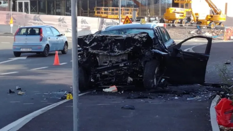 Stravična prometna na Rujevici: BMW udario u stijenu, vozač s te&scaron;kim ozljedama prevezen u bolnicu